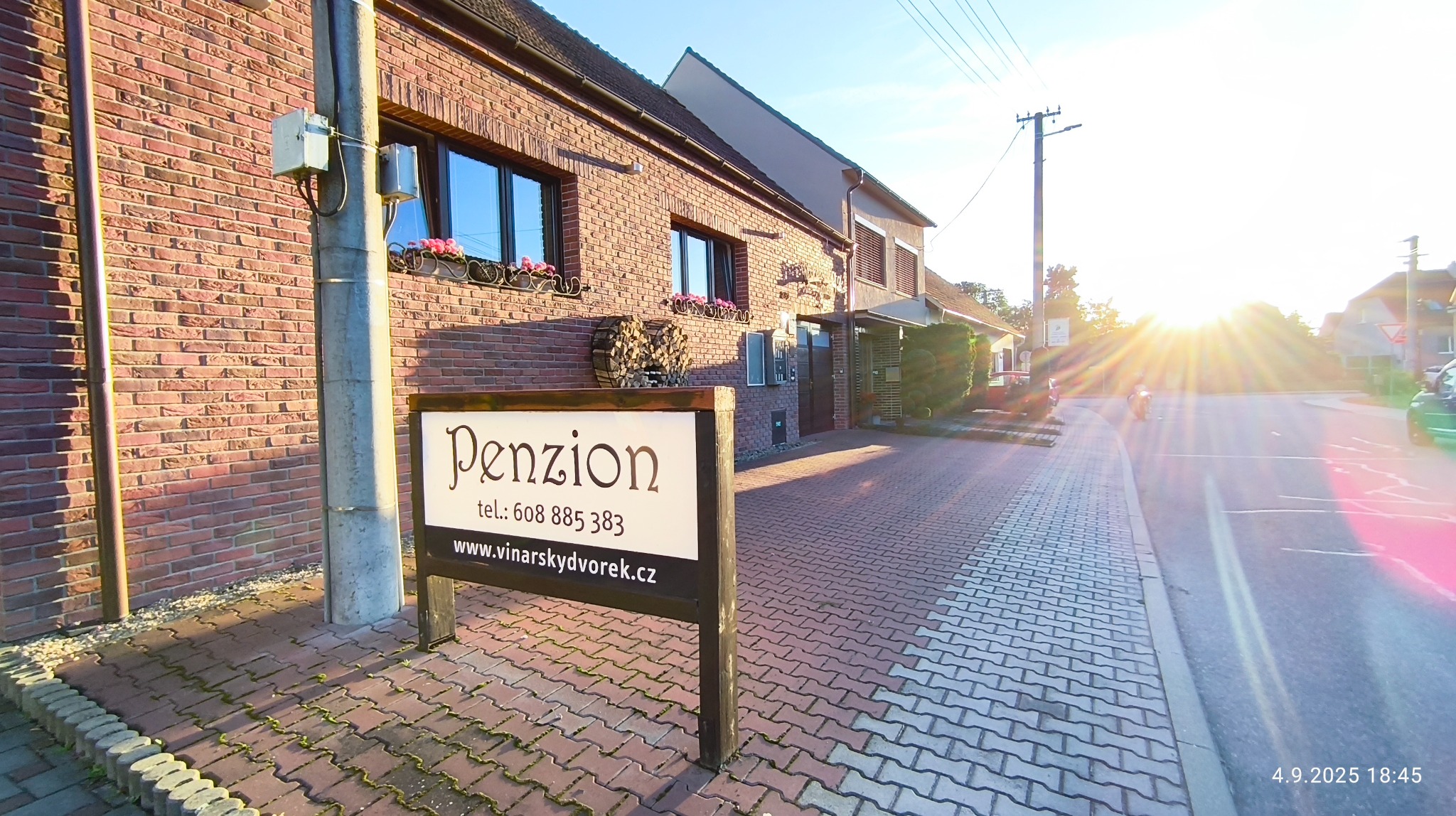 Vinařský dvorek – detail dřevěného srdce na fasádě